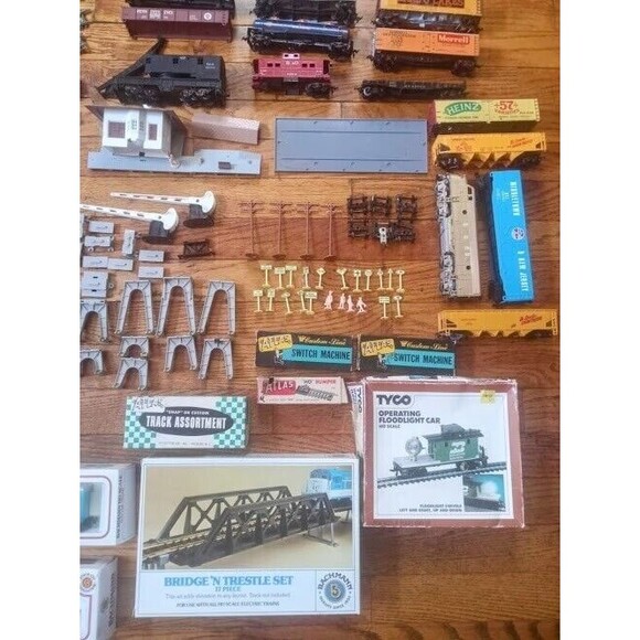 Vintage HO Scale Bachmann Train Set Lot Cars, Track, Transformer & More - Picture 6 of 8